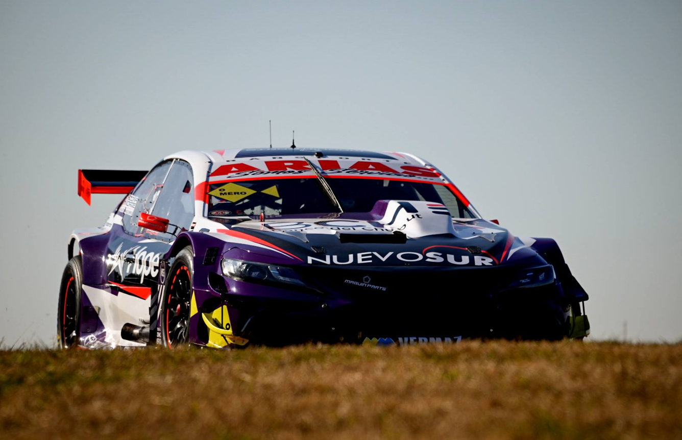 Marcelo Agrelo con el Toyota Camry del Maquin Parts en San Luis