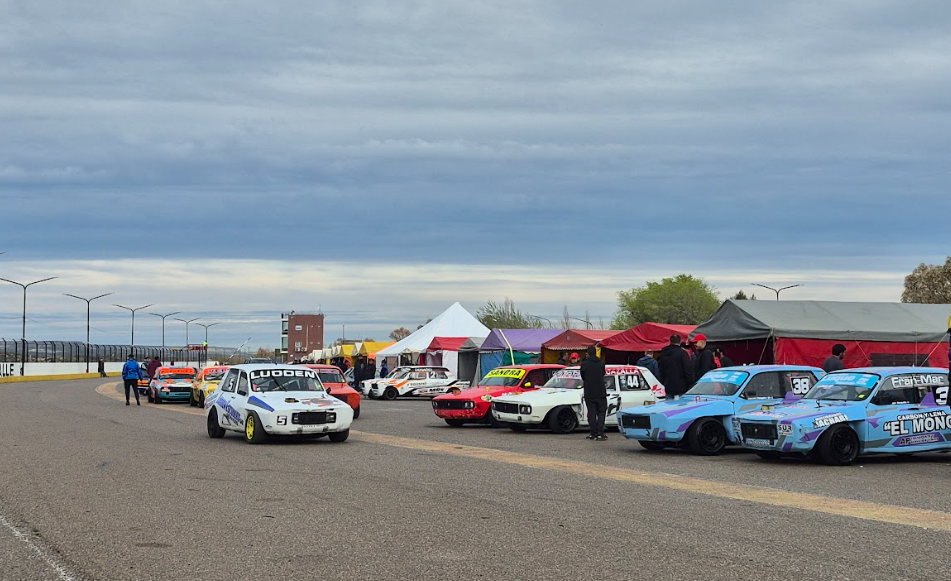 R-12 en acción en el Autódromo Mar y Valle de Trelew
